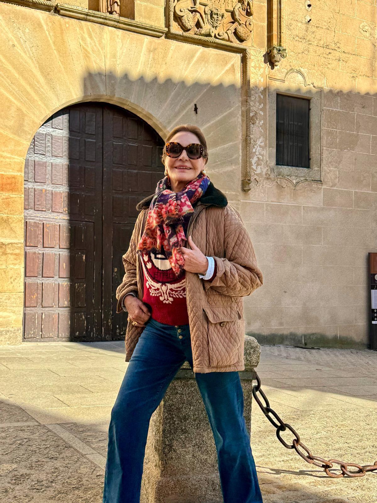 Naty bascal junto a la iglesia de San Francisco en Trujillo