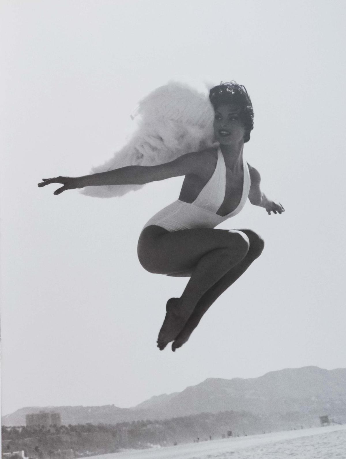 Campaña de Guillermina Baeza en 1993, pionera en ponerle alas a sus modelos, en las icónicas fotos de  Manuel Outumuro.