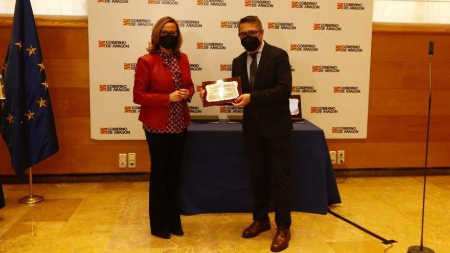 El Periódico de Aragón recibe la placa al Mérito de Protección Civil 2019