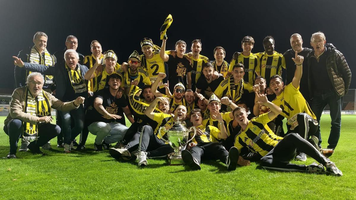 La familia aurinegra celebrando el título de liga y el ascenso en A Golada.