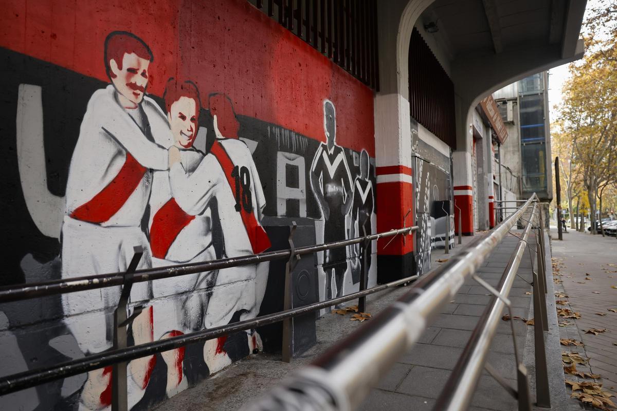 Los nuevos murales del Rayo en el Estadio de Vallecas.