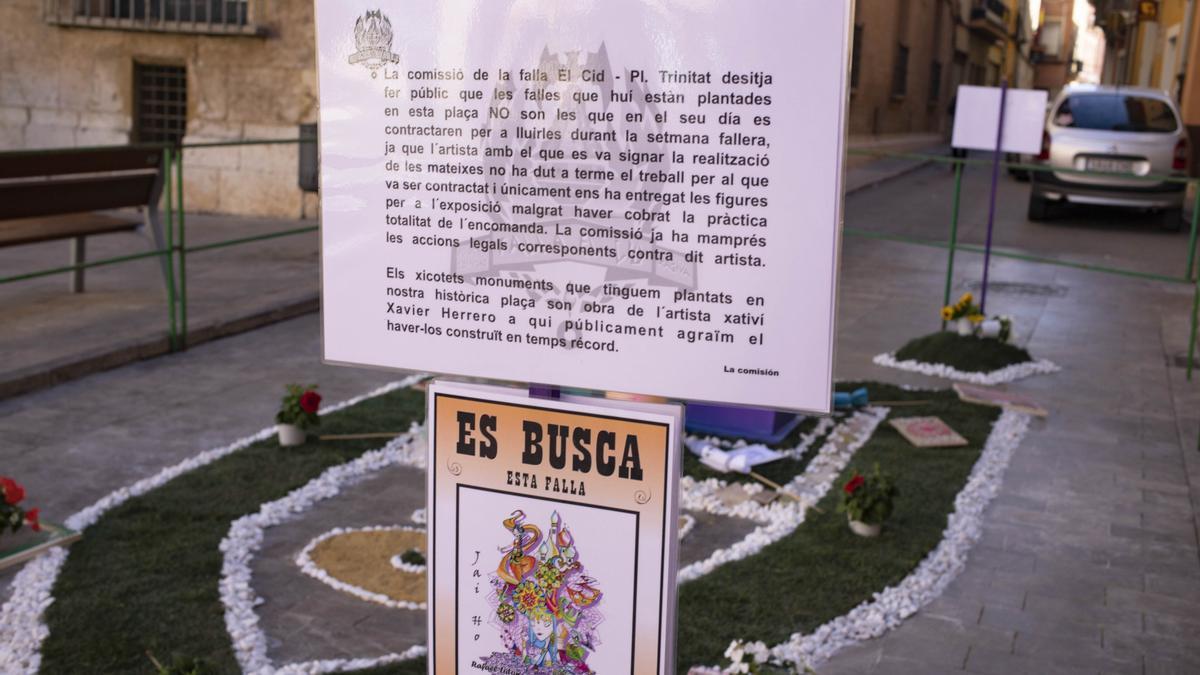 Cartel explicativo de lo ocurrido plantado en la calle por los falleros de Cid-Trinitat en Xàtiva.