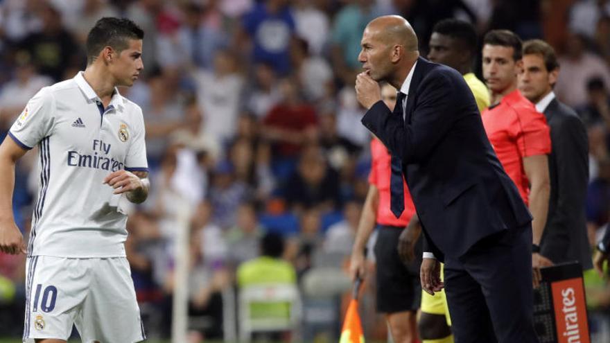 Zidane da instrucciones a James.