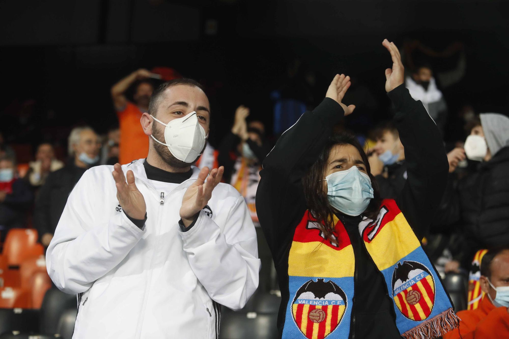 ¡Mestalla marcó el 1-0! Así fue el brutal recibimiento al Valencia CF en la Avenida Suecia