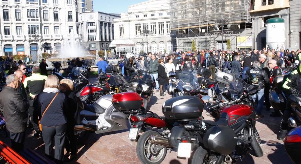 Concentración en recuerdo de las víctimas en accidentes de tráfico en Oviedo