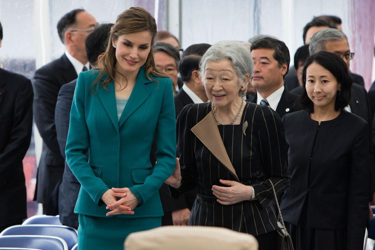 Letizia Ortiz en Japón con traje verde