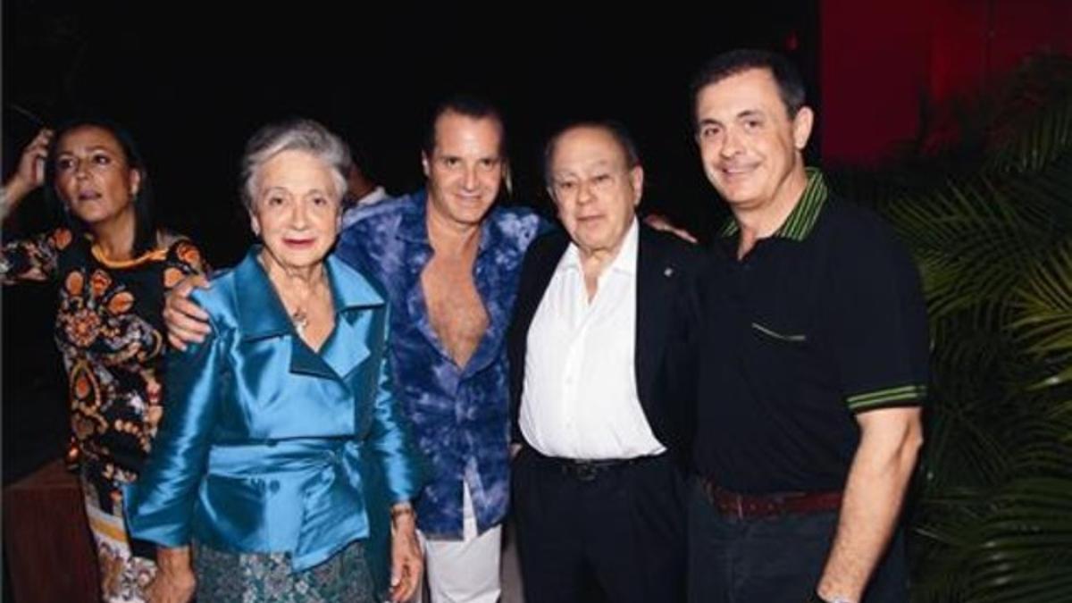 La familia Pujol Ferrusola, con Jordi hijo a la derecha, en la inauguración de una instalación hotelera en México.