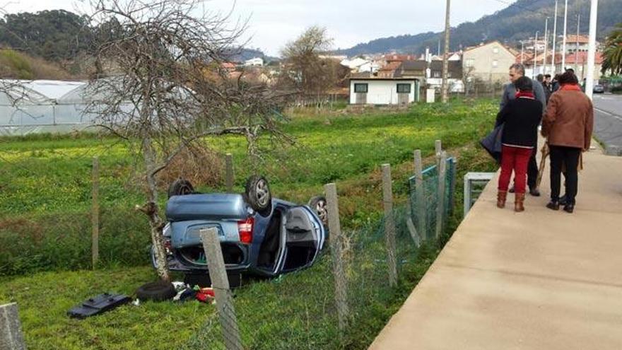 El coche volcado después del accidente. // D. García