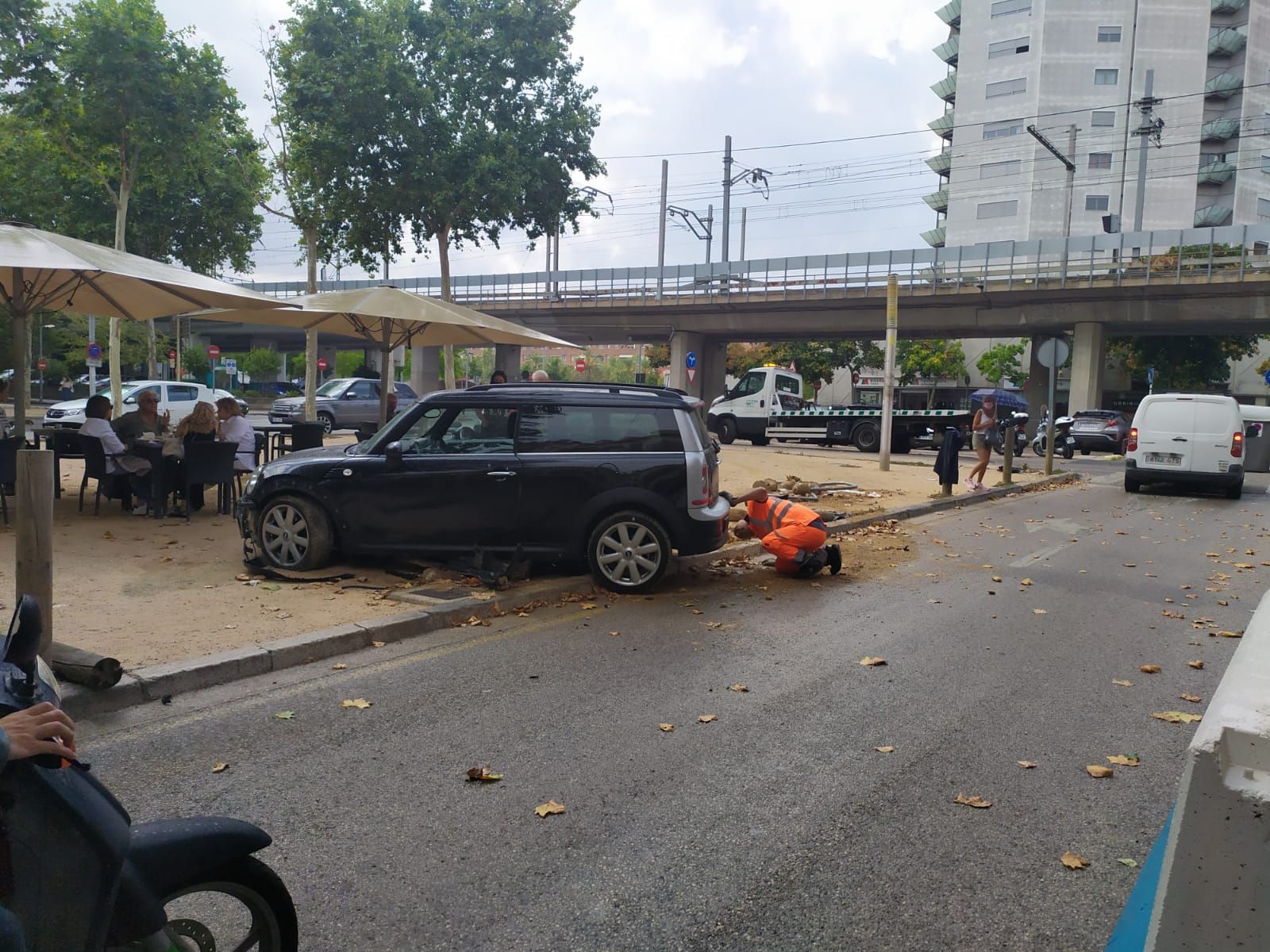 Un cotxe irromp en contra direcció a la plaça Poeta Marquina de Girona i deixa dos ferits