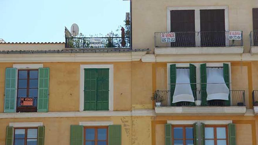 Viviendas con el cartel de &quot;se vende&quot; en Palma.