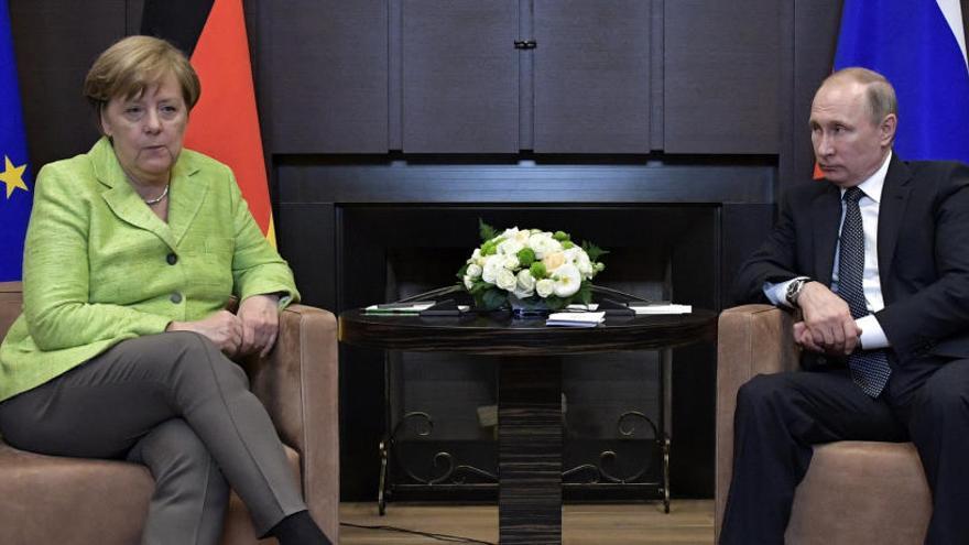 Merkel y Putin se reúnen en Sochi.