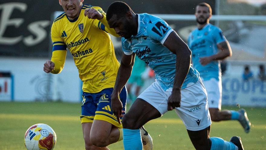 Domingo Mba persigue el balón.