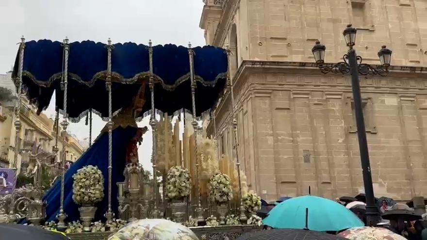 Miércoles Santo: Misterio de la Hdad. del Carmen Doloroso por la avenida entre paraguas