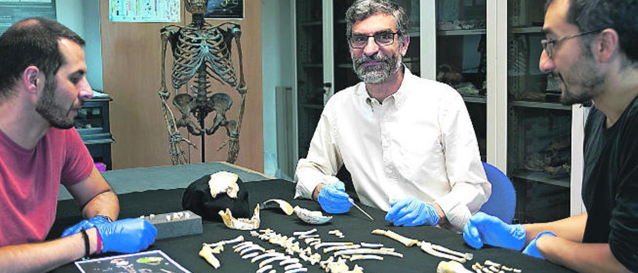 Antonio Rosas, en el centro, con los restos del niño del Sidrón.