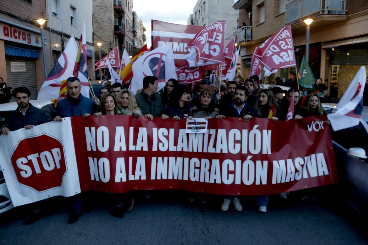 Un centenar de manifestantes convocados por Vox, este miércoles en el barrio de Bonavista de Tarragona.