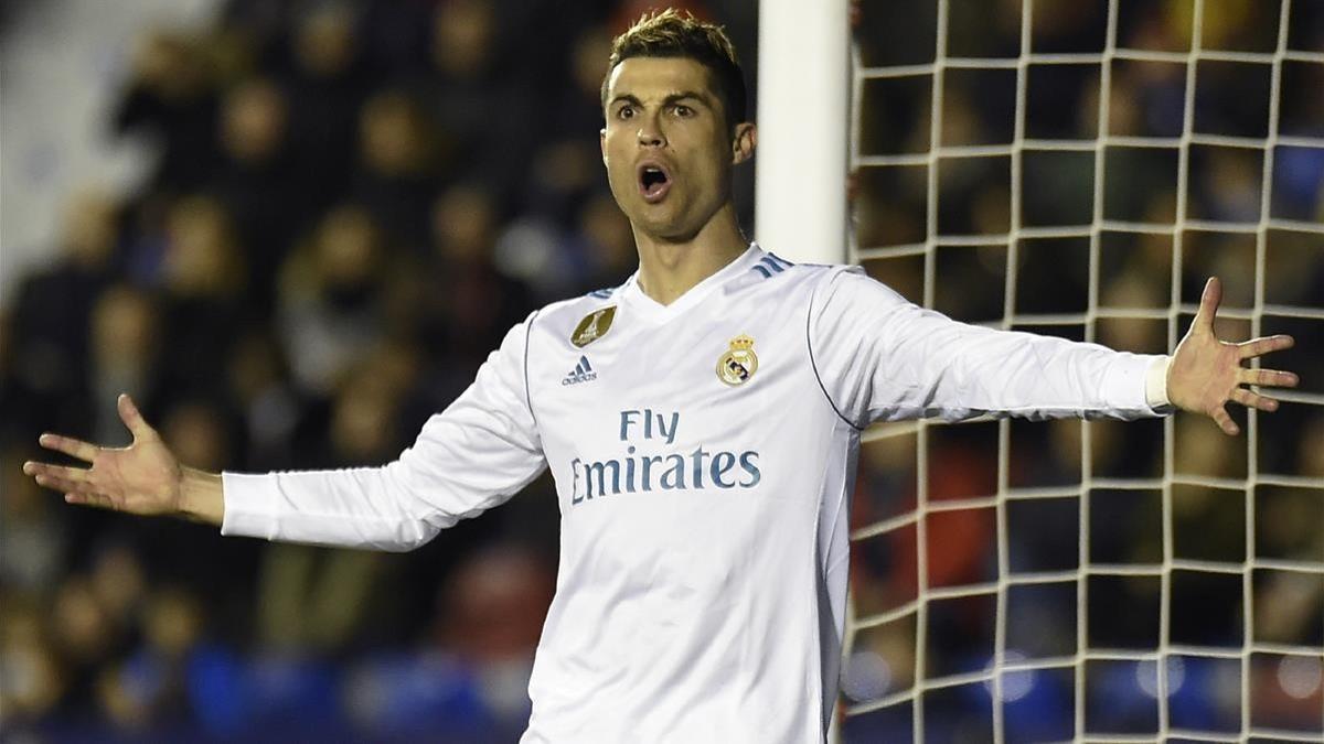 Cristiano Ronaldo se queja durante el encuentro ante el Levante del pasado sábado