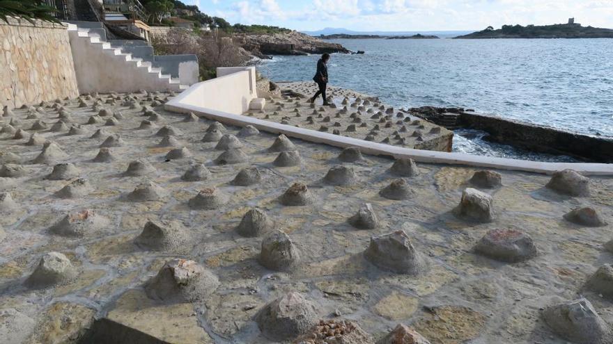 Nicht gerade einladend: die Betonspitzen an der Küste von Bendinat auf Mallorca