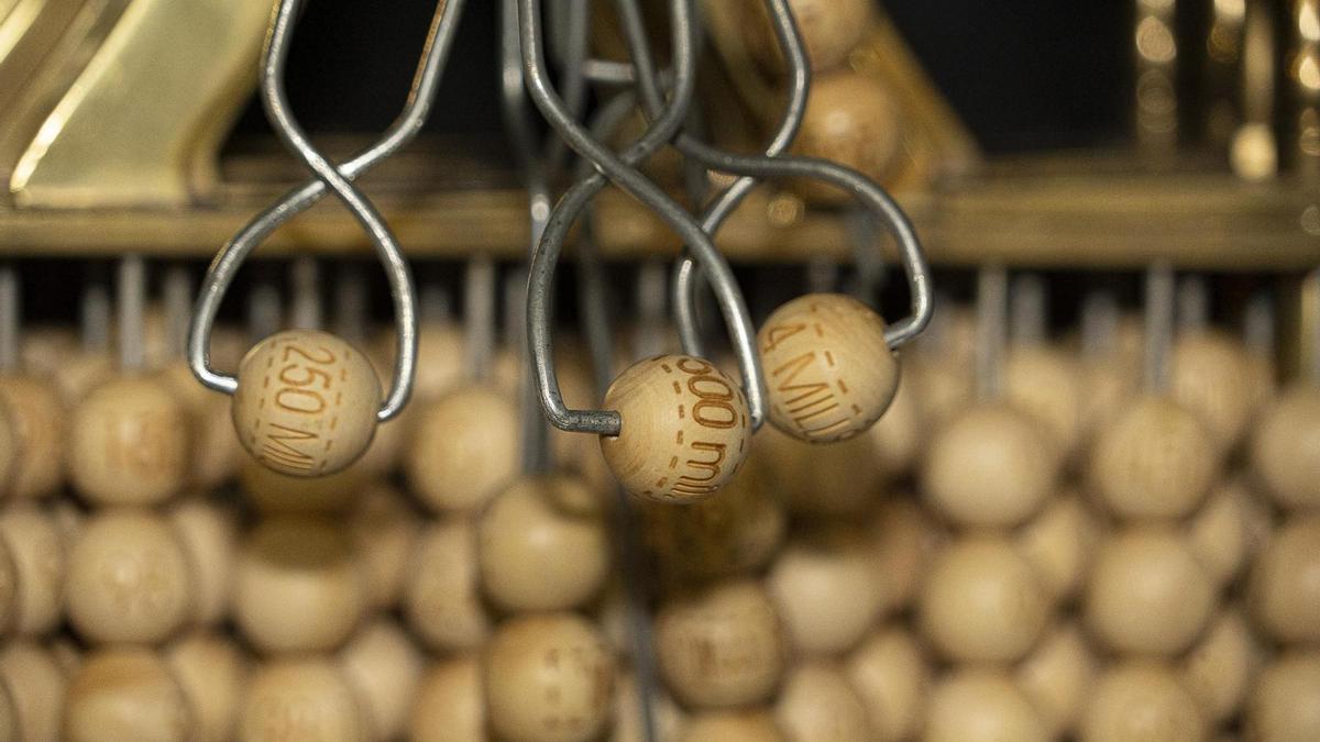 Bolas con premios del Sorteo de Navidad de Lotería Nacional.