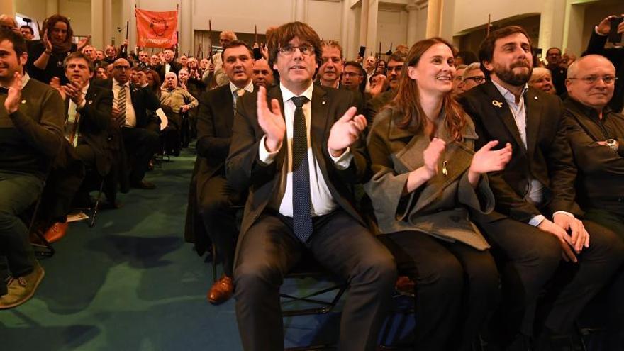 Puigdemont y sus exconsejeros durante un acto en Bruselas.