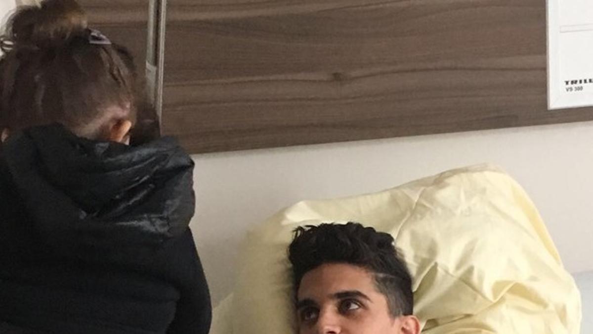 Marc Bartra, en el hospital donde se recupera tras el atentado.