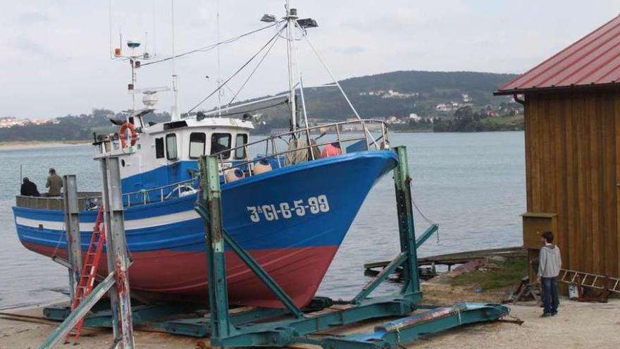 Un barco a reparación no estaleiro de O Baladiño, en Cabana de Bergantiños.