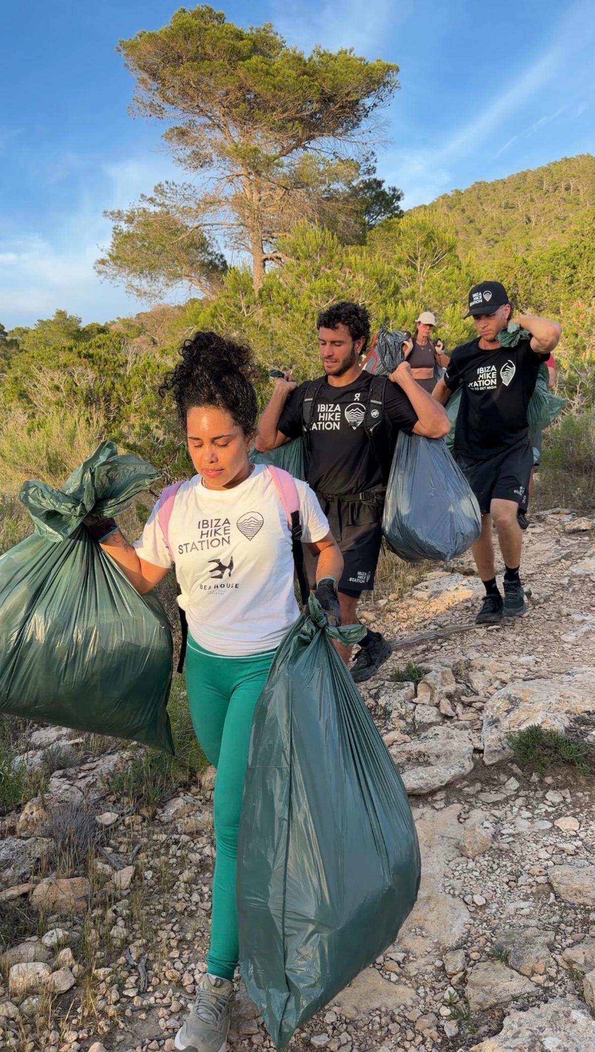 Los voluntarios llevando los residuos