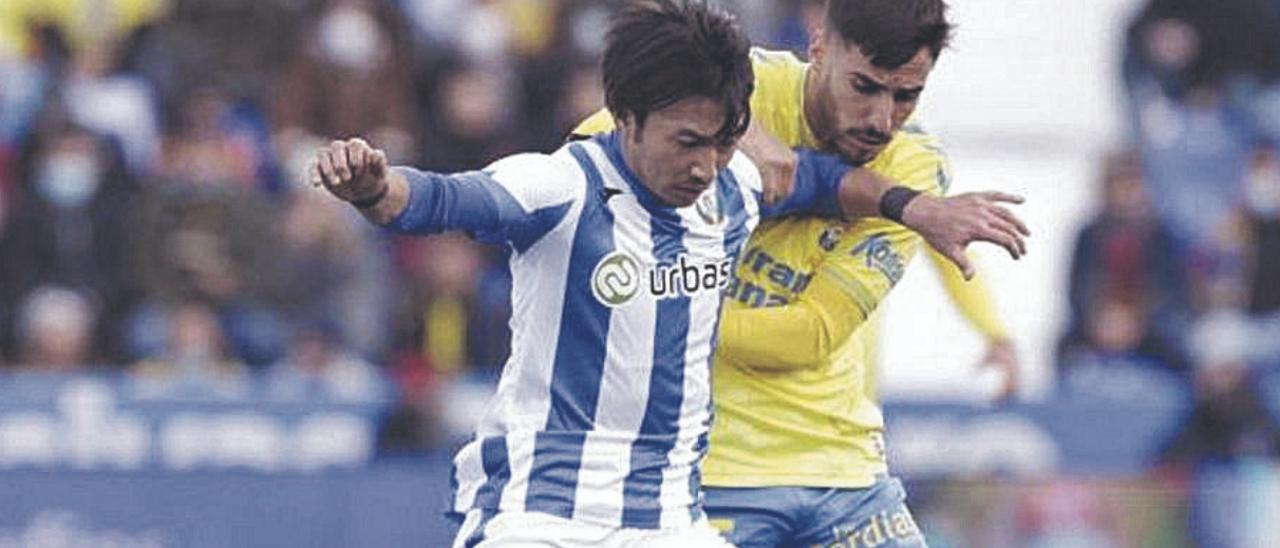 Shibasaki, presionado por Fabio en el Leganés-UD de noviembre de 2021. | | LALIGA