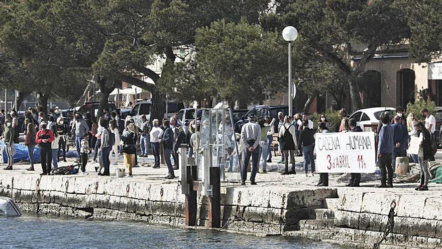 La cadena humana se mantuvo formada diez minutos. | MANU MIELNIEZUK