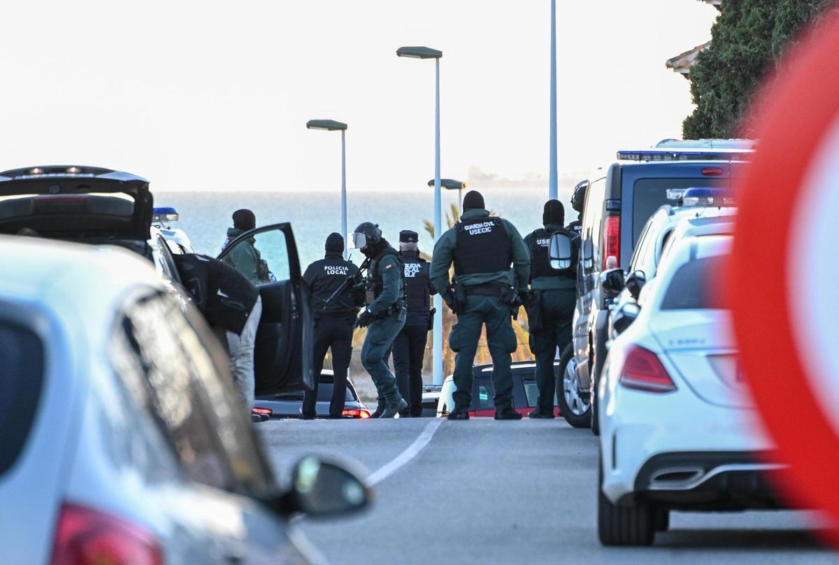 Un doble crimen mantiene acordonada una urbanización de Elche con un implicado atrincherado