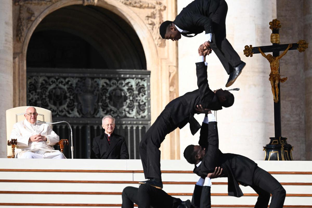 Un circo de Kenia actúa para el papa Francisco