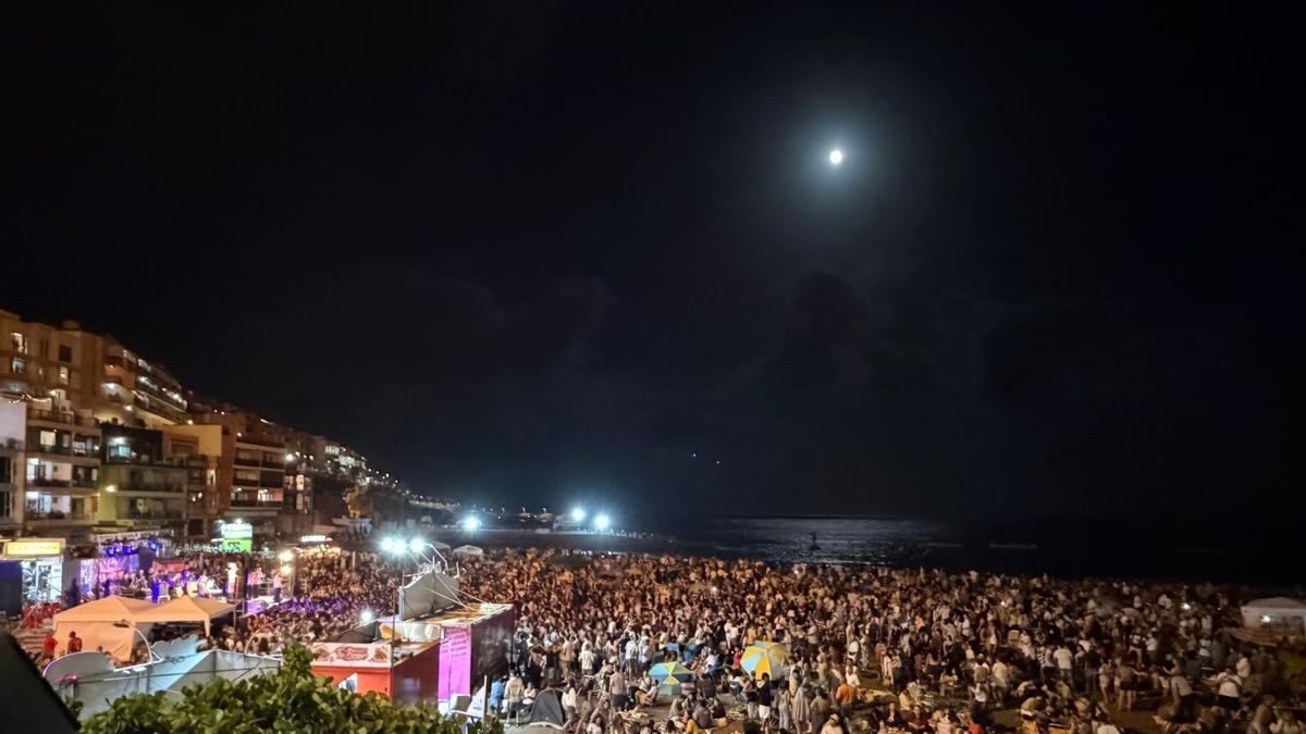 Melenara reúne a miles de personas en la Noche de los Fuegos