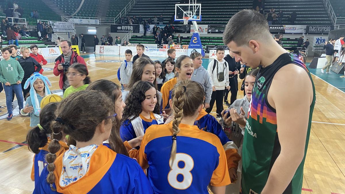 Carlos Toledo, con varias jóvenes jugadoras que asistieron al partido del pasado domingo ante Cantabria.