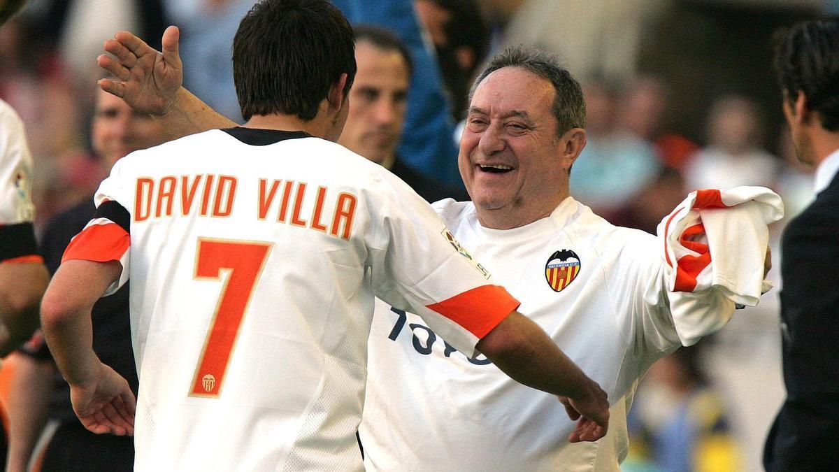 David Villa siempre mantuvo una buena relación con uno de los iconos del valencianismo como Españeta, dejando grandes imágenes para el recuerdo.