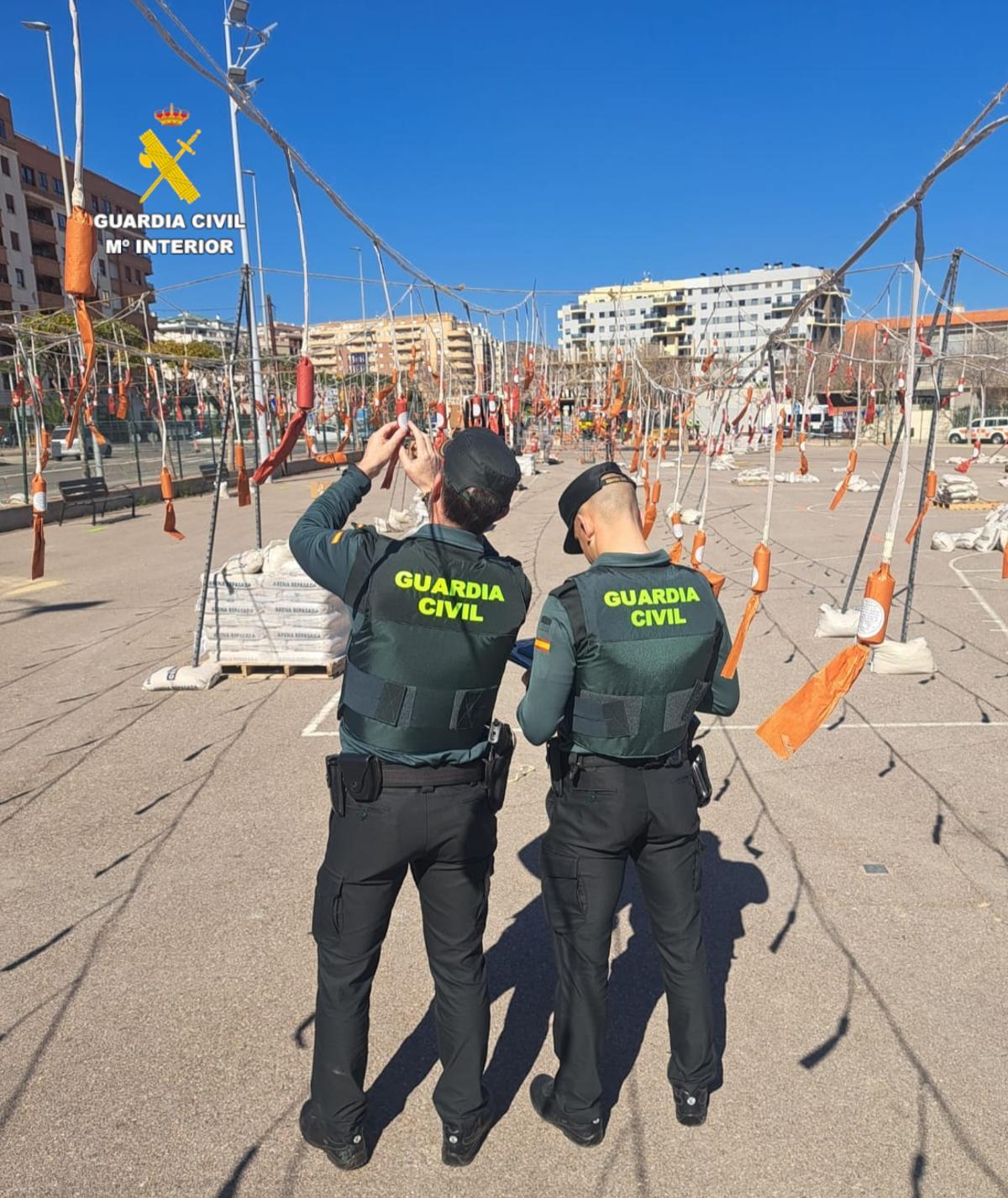 Guardia Civil, en labores de control de la pirotecnia, en la mascletà.