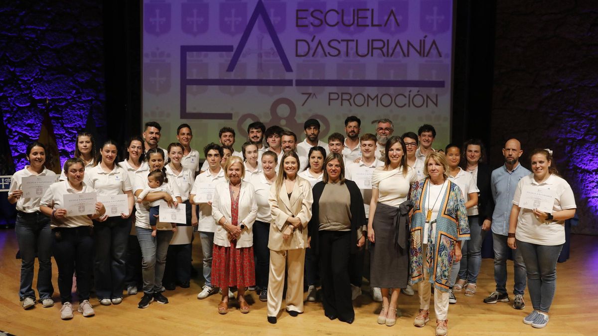 Oviedo. Clausura del segundo curso de la VII Promoción de la Escuela de AsturianÃa en él auditorio