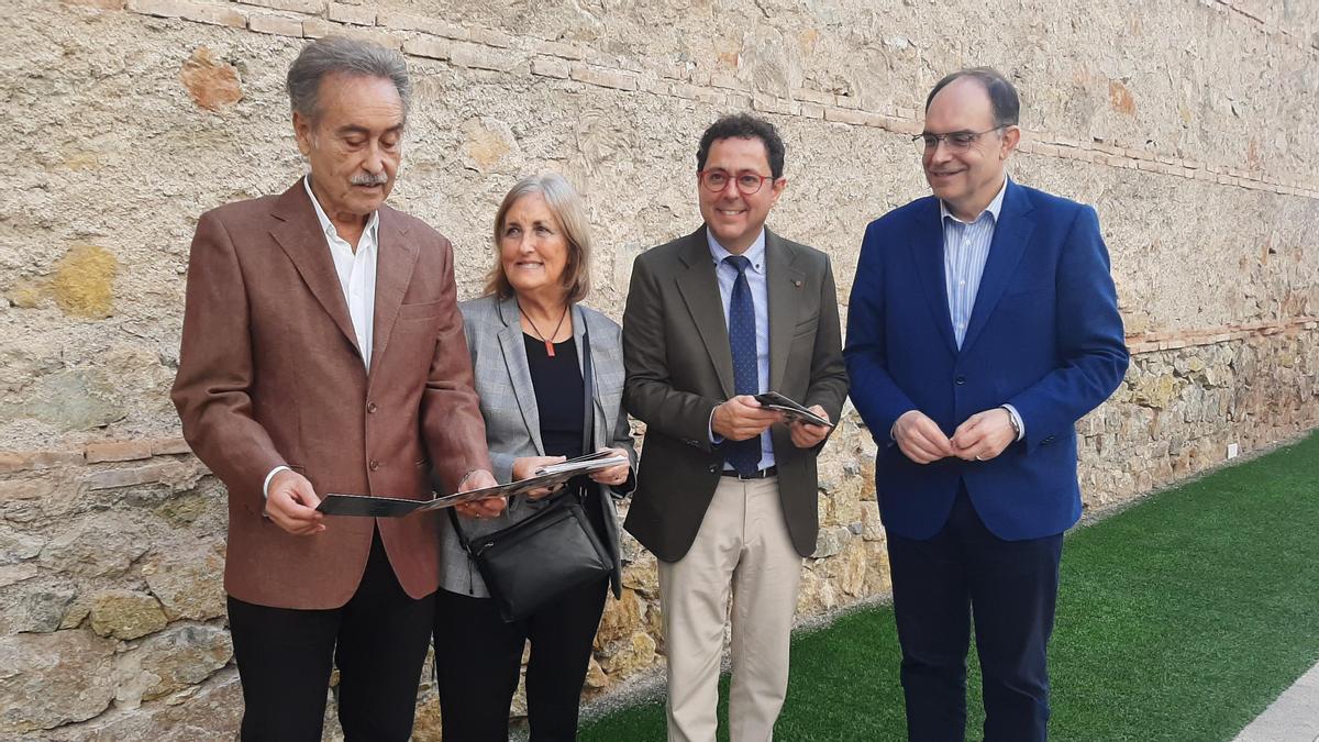 Pedro Cano (i), ayer en Las  Claras, mostrando el tríptico con la programación.