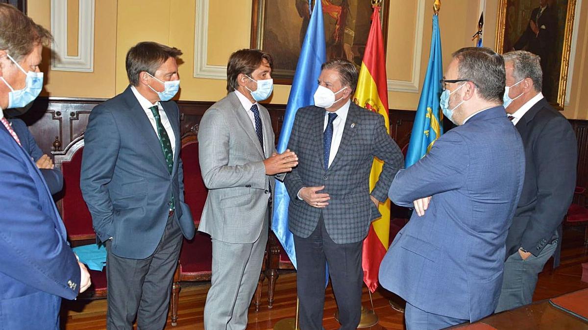 Alfredo Canteli, en el centro, hablando con Jorge Marichal, durante la recepción a los miembros de la patronal hotelera nacional, aprovechando la presentación del congreso de noviembre. | LNE