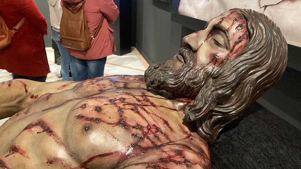 Imagen de Cristo Yacente obra de Miñarro inspirado en la Sábana Santa, que se expuso en febrero de 2022 en el Círculo Mercantil de Sevilla.