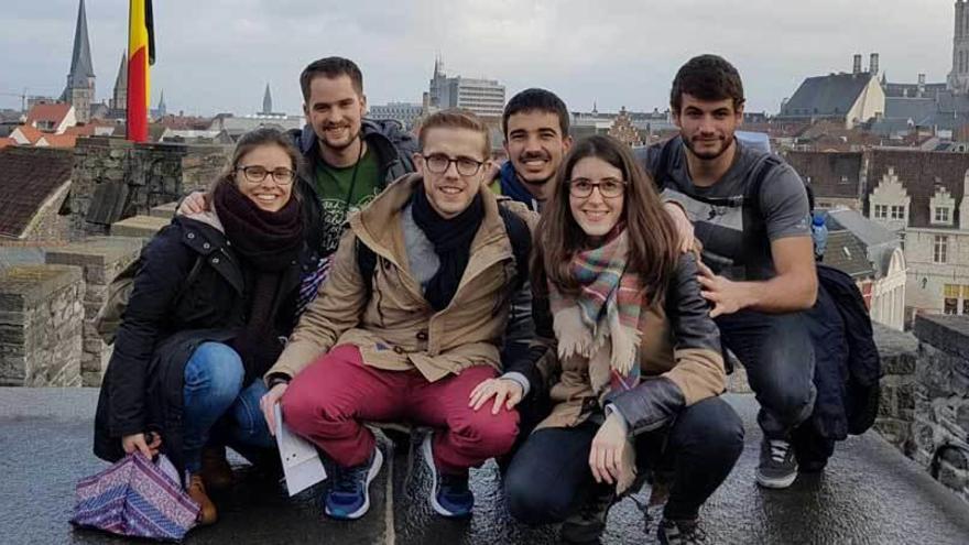 Por la izquierda, Beatriz Álvarez, Tomás Bruno, Diego Fernández, Lucas Díaz Anadón, Alejandra Collía y Daniel Campos, en Gante, donde han estado de vacaciones. Todos ellos han estudiado Medicina en Oviedo y acaban de hacer el examen MIR.