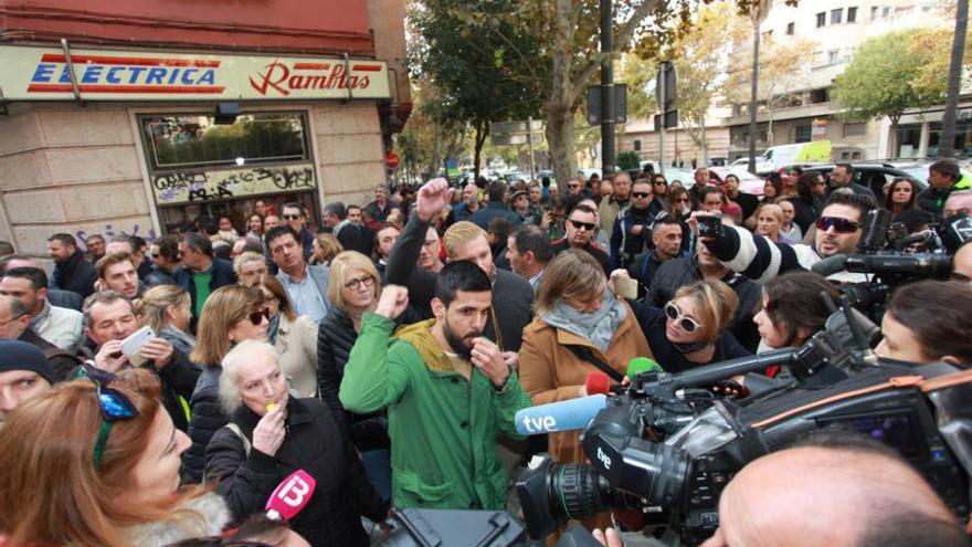 Más de 200 personas defienden a Cursach en las puertas del Juzgado