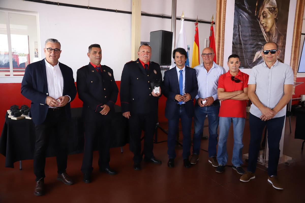 Marcos Bergaz (centro) con algunas de las personas condecoradas en el homenaje a los bomberos.