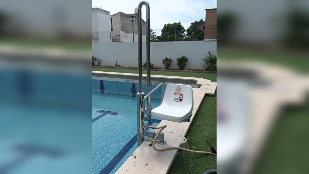 Foto del elevador eléctrico de la piscina de Alcalà de Xivert.