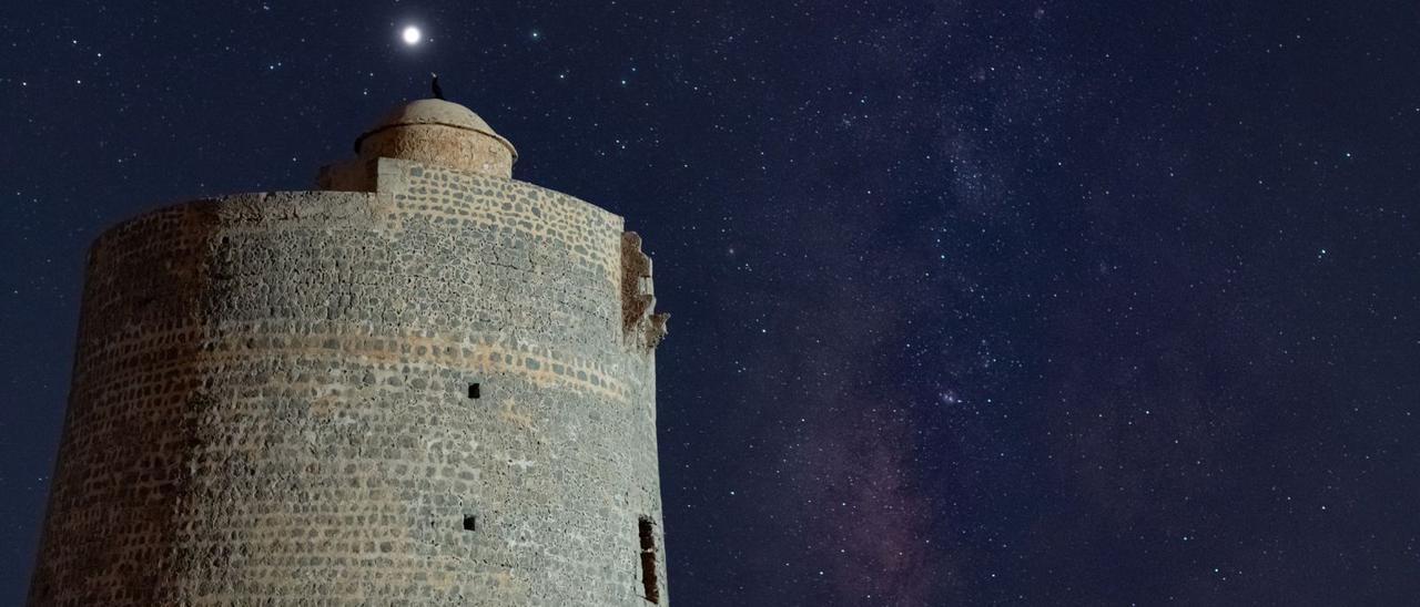 El planeta Júpiter brilla sobrela torre de ses Portes.