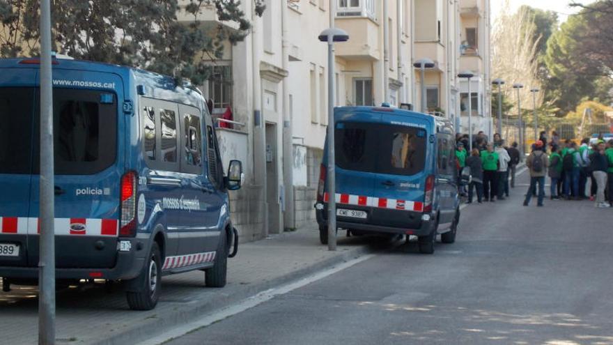 Els Mossos van desnonar, el març passat, una família de Manresa enmig d&#039;una forta tensió entre agents antidisturbis i membres de la PAHC.