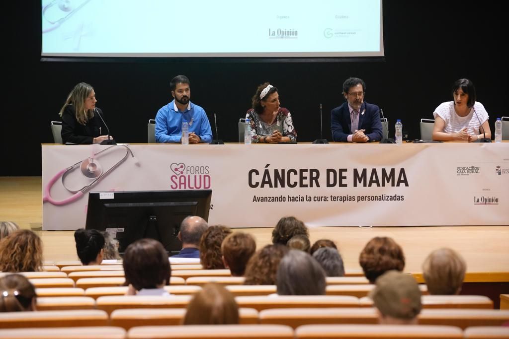 Un momento de la mesa redonda de la jornada sobre el cáncer de mama "Avanzando hacia la cura: terapias personalizadas"