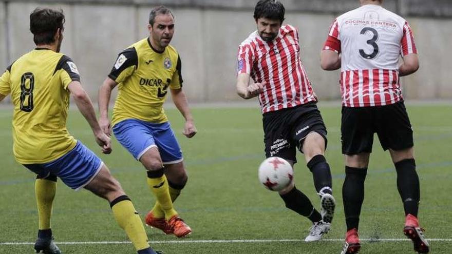 Jabuto golpea el balón en el partido disputado ayer en El Bayu.