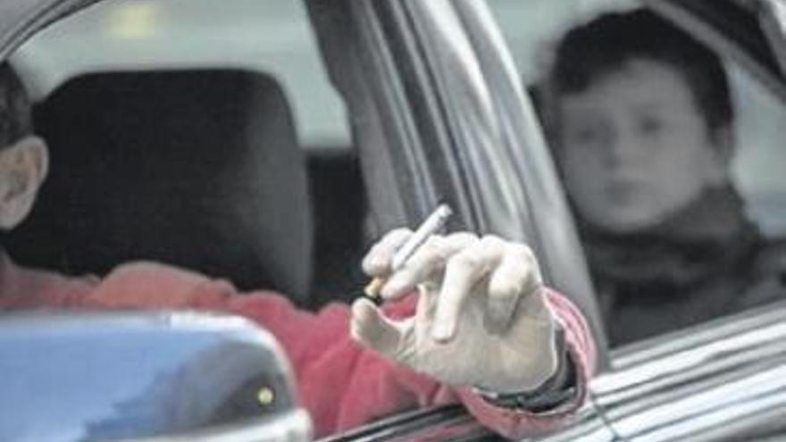 Aragón apoya la prohibición de fumar en los coches si hay niños