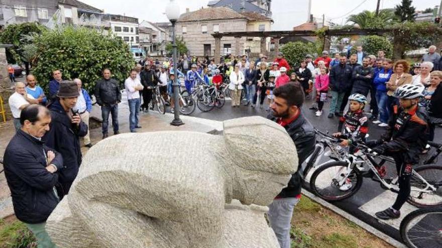 Inauguración de la estatua de homenaje a Óscar Pereiro y a los ciclistas de la comarca.  // A. Hernández