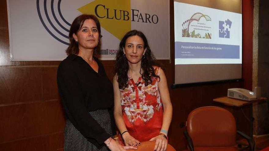 La nutricionista Amil López Viéitez (d.), en CLUB FARO, ayer, presentada por Raquel Sánchez. // R. Grobas