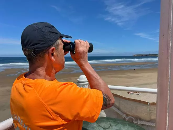 EN IMÁGENES: Las playas de Castrillón recibena a los primeros socorristas del verano